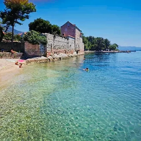Rosani Oya * Kaštela